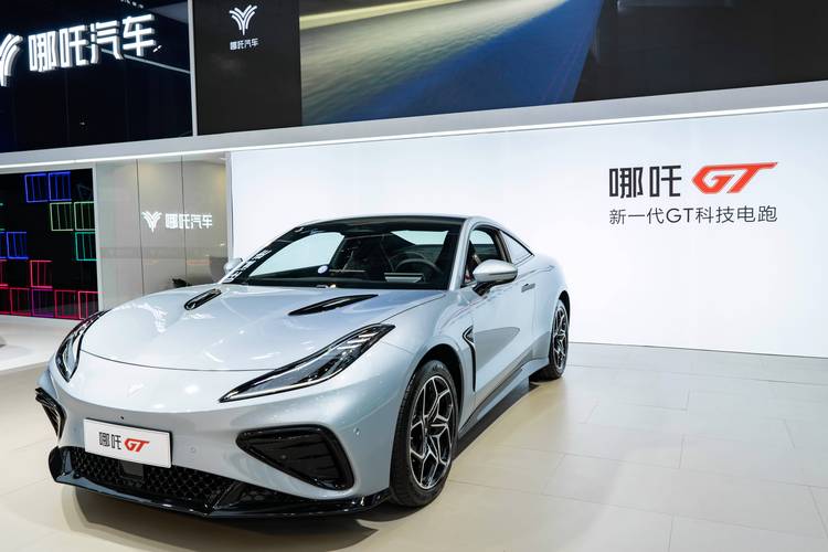 重庆264哪吒汽车在智能汽车领域的表现，领途汽车在新能源汽车市场中的影响力